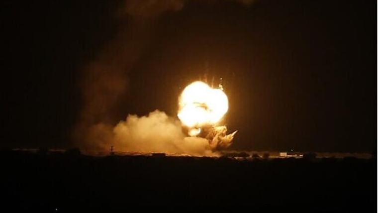 مصابون فلسطينيون في غارة إسرائيلية قرب مفترق السنافور بحي التفاح بغزة